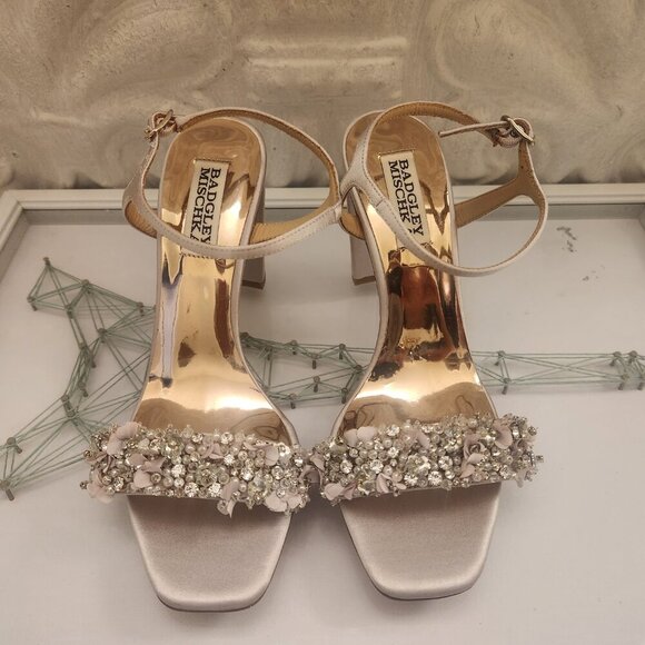 Badgley Mischka Light Lilac Embellished Heeled Sandals. NWT. Size 6 - Picture 2 of 10